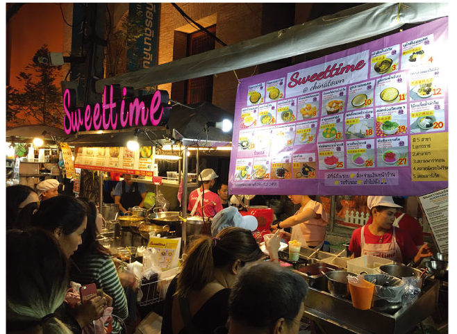 スイーツの屋台も人気