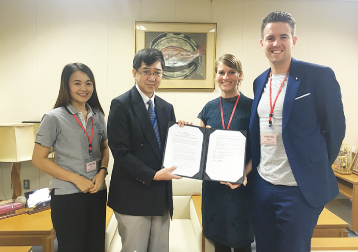 川村博司次席公使とナターシャ・ケルダー サイアムケア財団長との間で執り行われた署名式