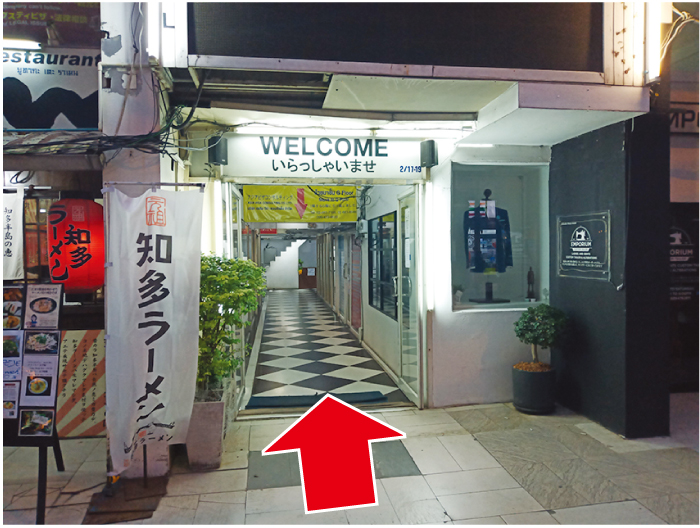 ターミナルビル奥の階段で2階へ