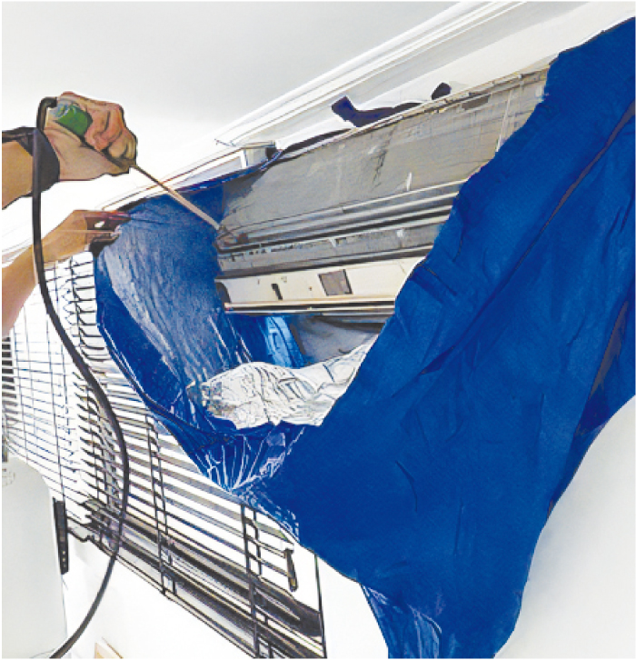 エアコンは分解して洗浄します