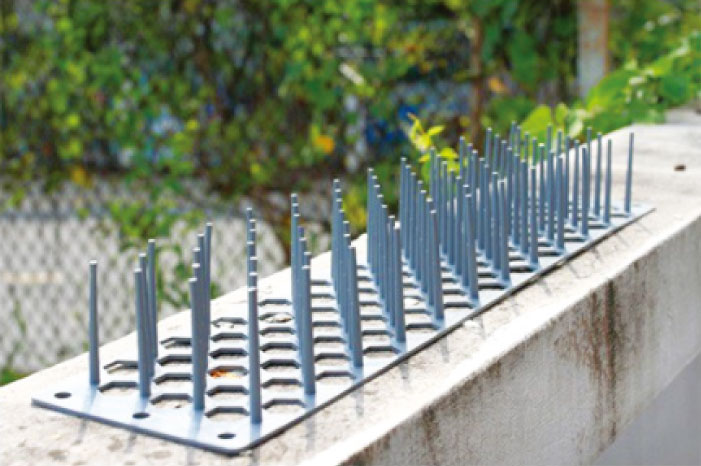 ベランダの手すりに設置して鳥よけに使用