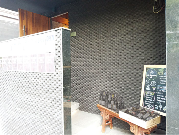 壁の向こうのさらに奥が入り口です