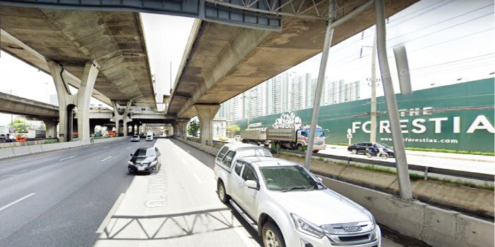 高架の高速道路が走るバンナー通りの右手に、ザ・フォレスティアズの建設場所、その向こうにルンピニのコンドミニアム