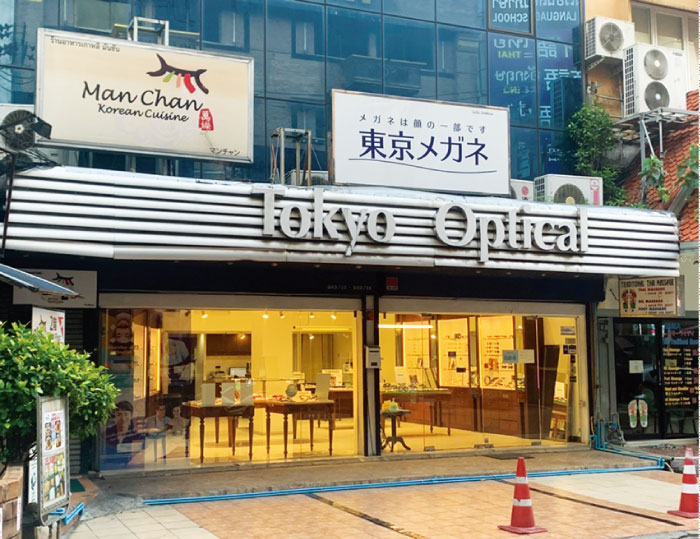 ソイ33/1を入ってすぐ左にある東京メガネ