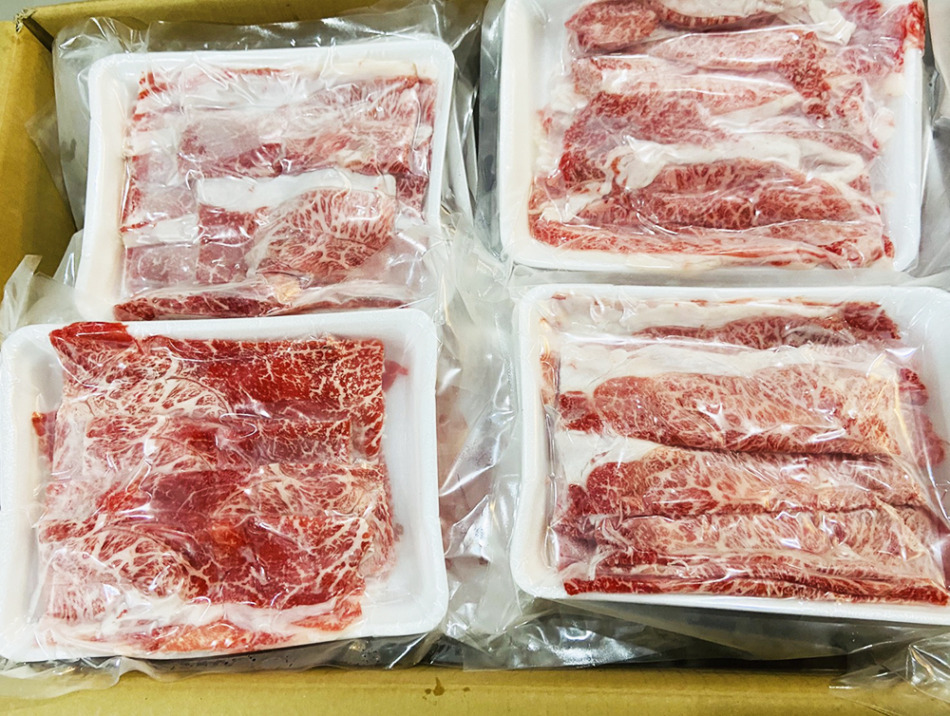 お肉は冷凍真空パックでお届け致します。 焼肉カット、しゃぶしゃぶスライスなど、お好みのご注文を承ります。