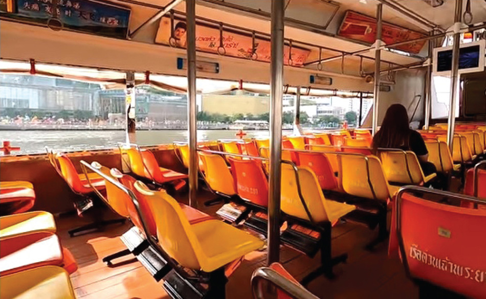 高速ボート定期船の船内