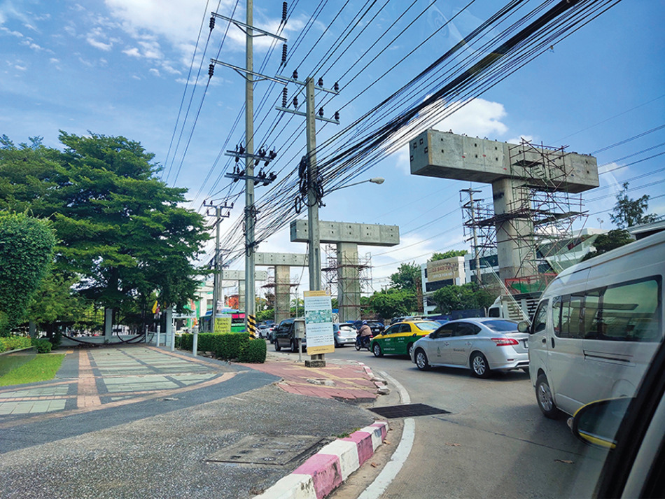 ビザの更新で行く行政センターの前はまだレールさえもできていない