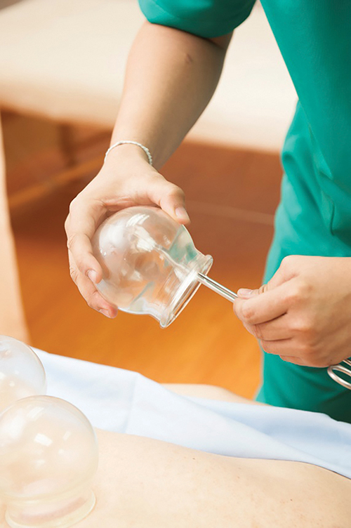 カップ内の空気を火で温めます