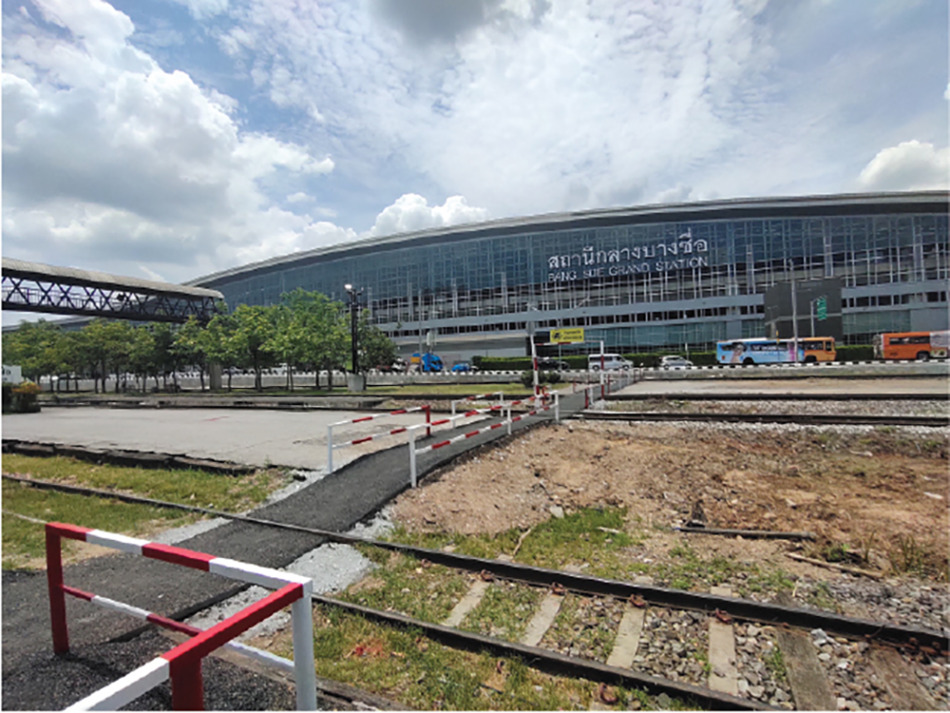 バンスー中央駅の前には従来のローカル線、バンスー駅が拡がる