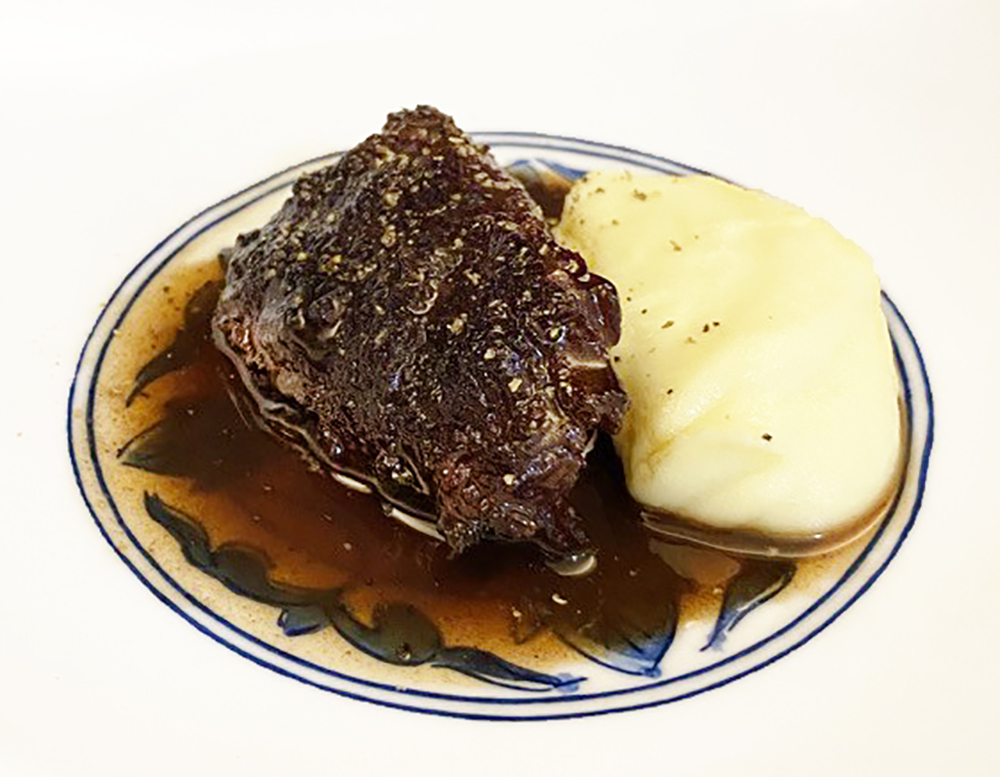 牛頬肉の赤ワイン煮とトリュフの香りのポテトピューレ