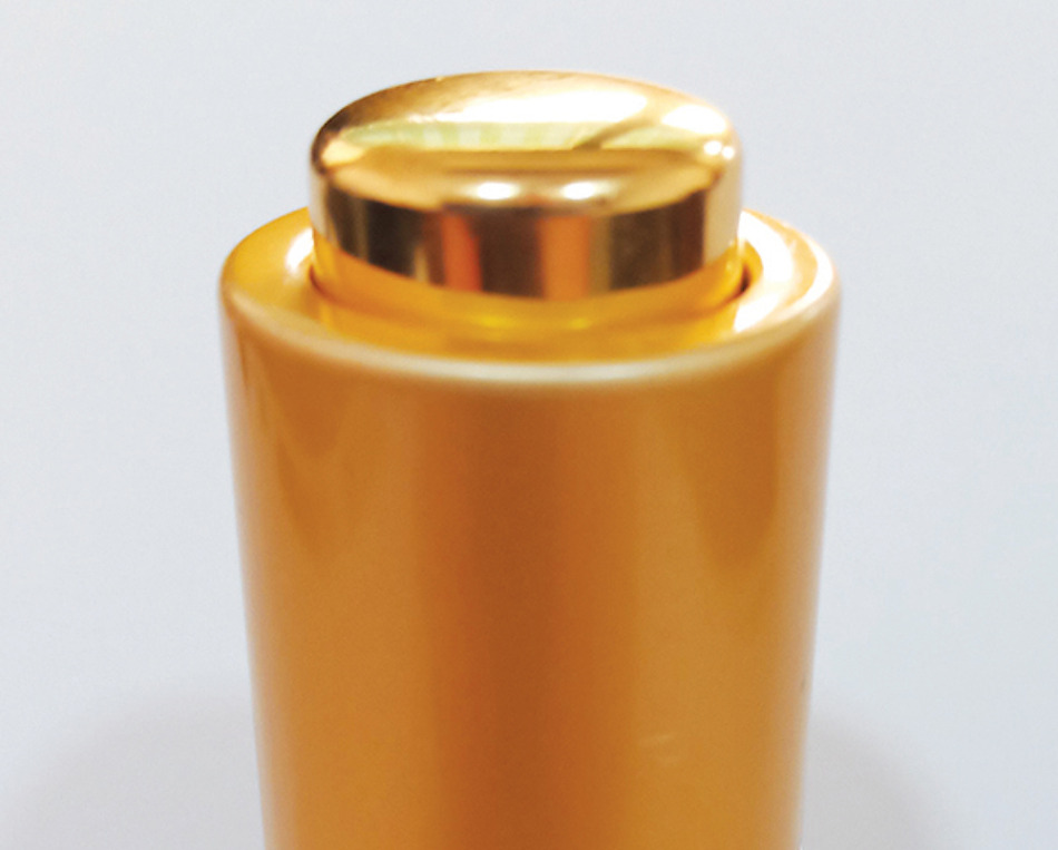 瓶のフタはスポイト付き