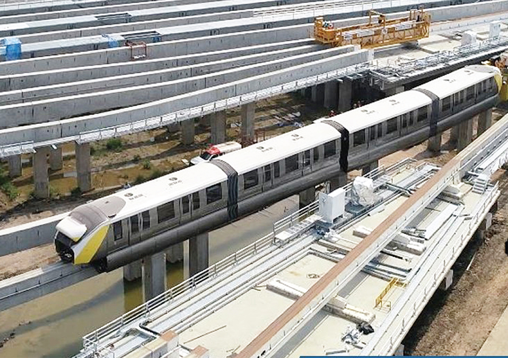 修理センターで待機しているイエローラインのモノレール