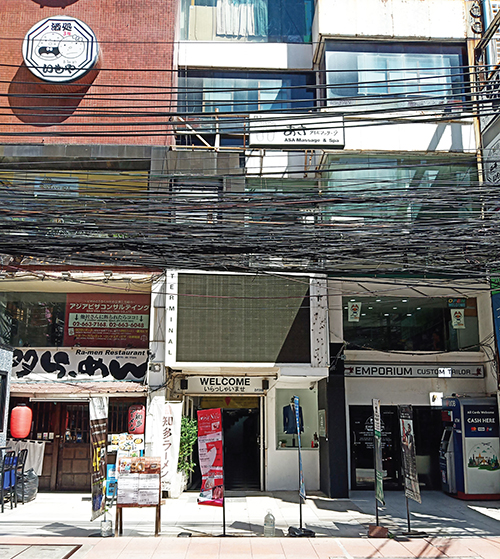 ソイ24の通り沿いの知多らーめんの横が入り口