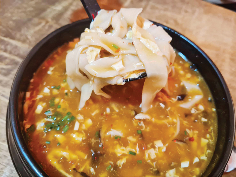 トムヤムクンスープ麺（小128バーツ/大192バーツ）