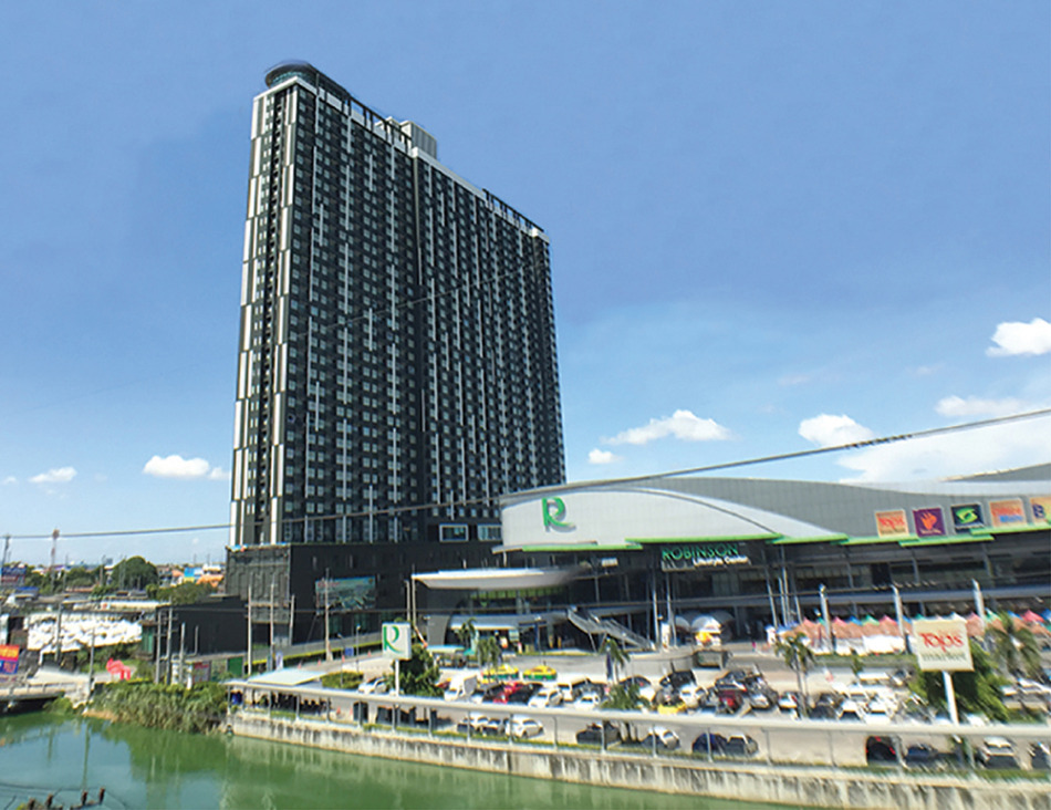 BTSプルックサー駅前に完成した高層コンドミニアム