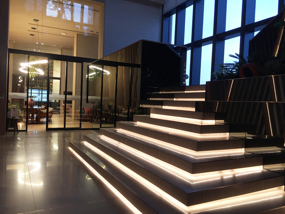 OKA HAUSのロビーは高級ホテルのような豪華さ