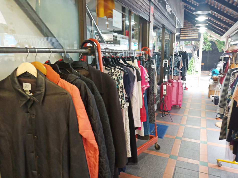 トーキョージョーのプロンポンで販売中の衣料品