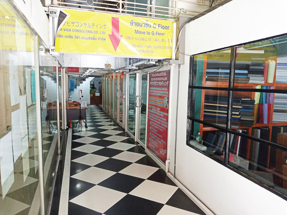 1階にはいくつかの店が入っていて通路を奥に入る