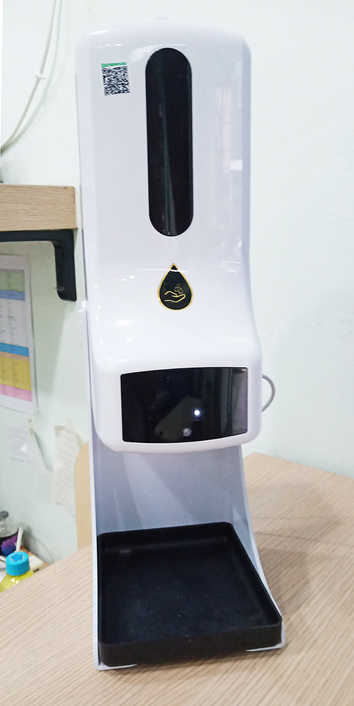 検温のために手をかざすとアルコールジェルが出てくる機械