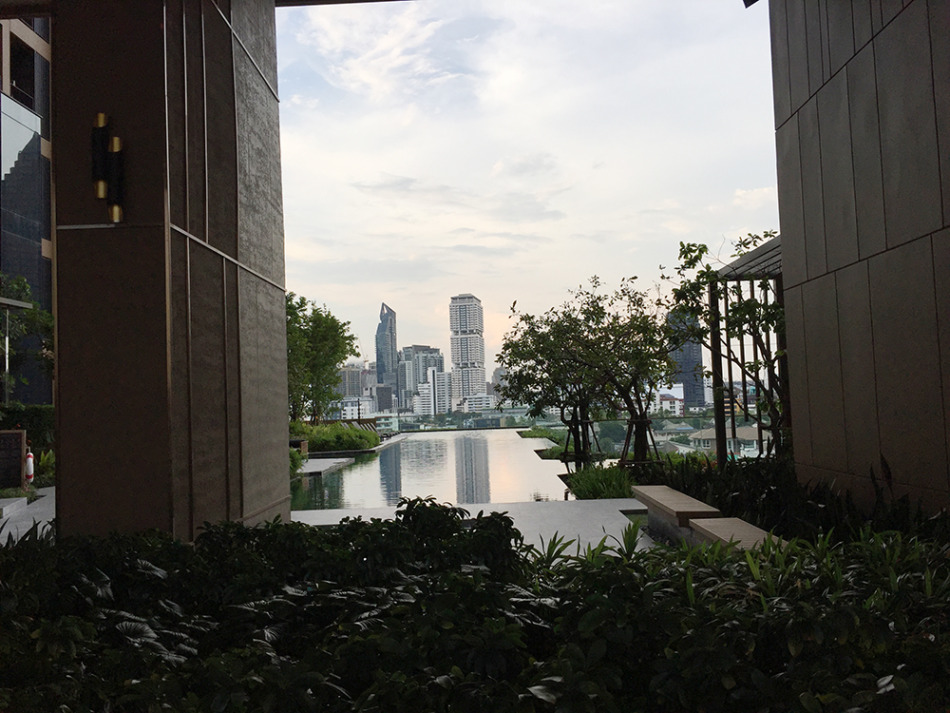 OKA HAUSの屋上プールとガーデンからの眺め