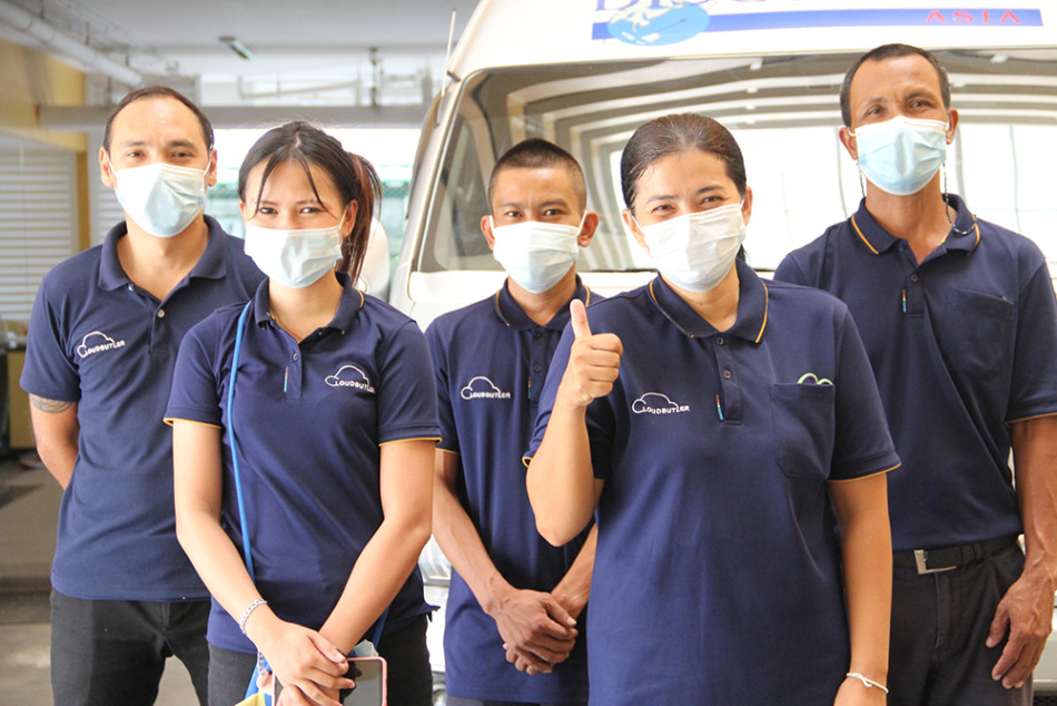 スタッフは全員マスク着用