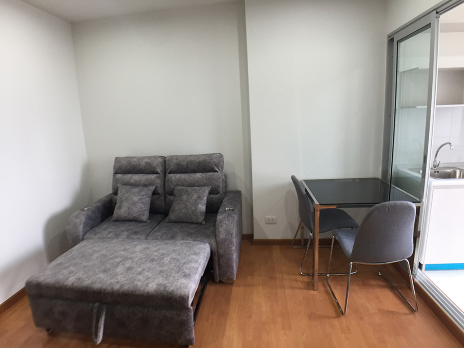 ザ・プレジデント・スクムビット・サムットプラカンの床はフローリングで家具一式も揃っています