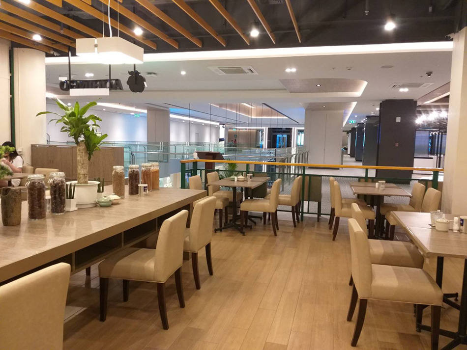 青りんごタニヤプラザ店の店内