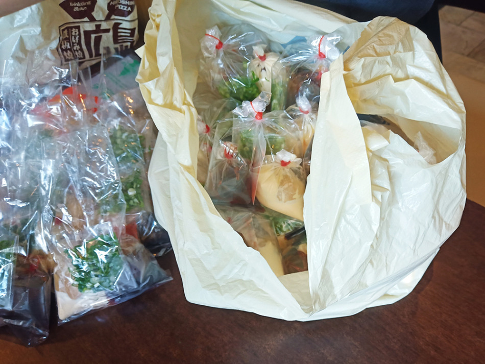 ソースやマヨネーズの小袋セットはたくさん用意していました