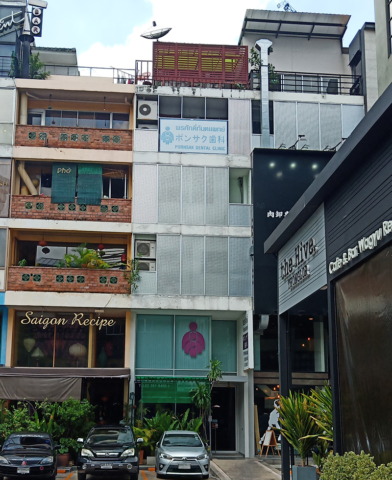 ポンサク歯科医院は中央の5階建てで駐車も出来る