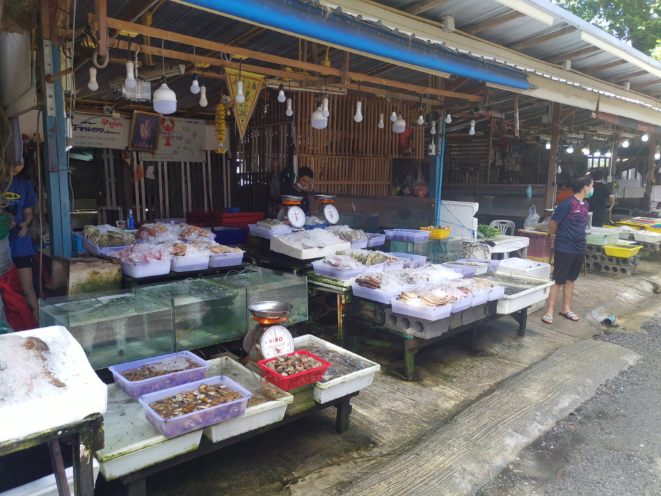 新鮮な貝やエビを買える店