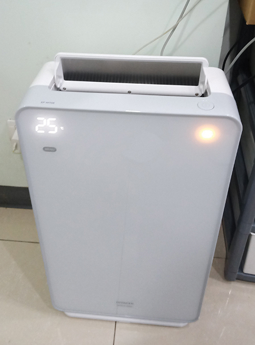待合室にもPM2.5対応の空気清浄機