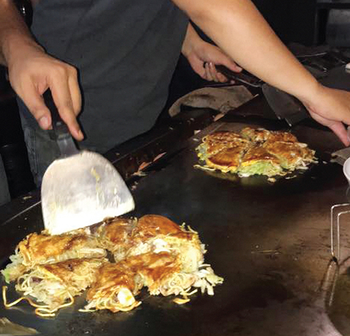 デリバリー用のお好み焼を焼く広島のスタッフ