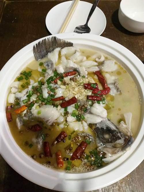日本人に人気のメニュー「白身魚のサワースープ」