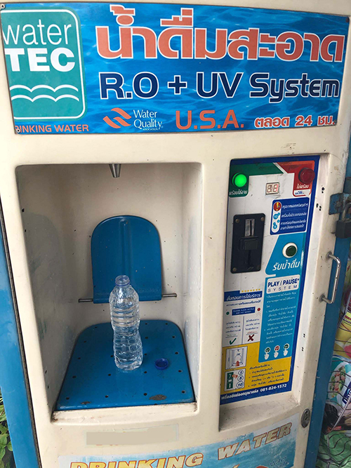 タイは街中で水の自動販売機を見かけるが…