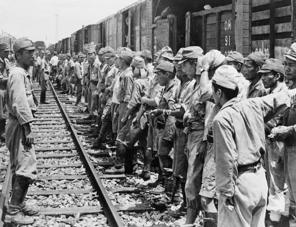 戦後にバンコク郊外の捕虜収容所への移動を待つ日本兵 出典:ウィキメディア・コモンズ （Wikimedia Commons）