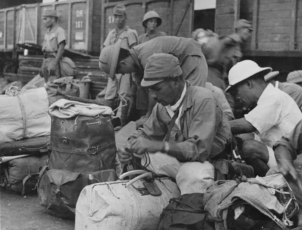 終戦後に捕虜収容所へ移送されるのを待つ日本兵 出典:ウィキメディア・コモンズ（Wikimedia Commons）