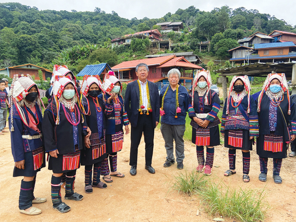 梨田和也大使（中央左側）がメーチャンタイ村を訪問