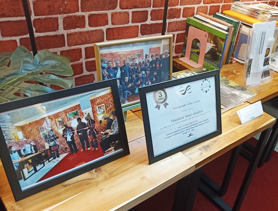 タイのコーヒー品評会で3位入賞時の賞状も展示している