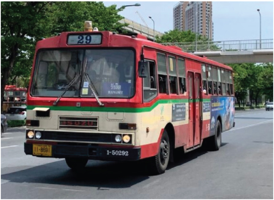 バンコク都内を走る赤バス