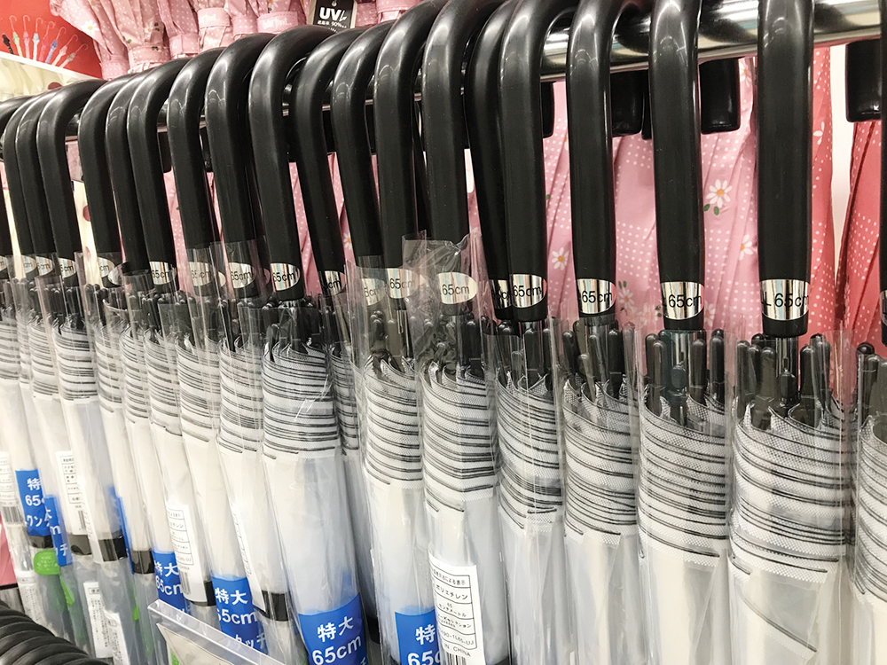日本のコンビニでは普通に売られている傘