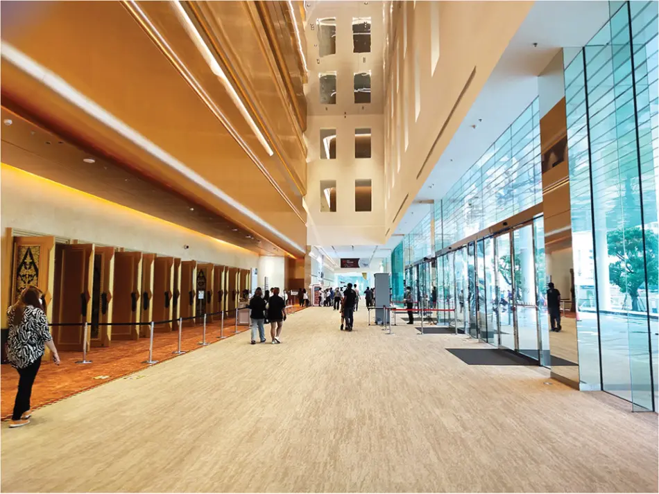 コンベンションセンターの1階を入ったところの開放的なフロア　QSNCC　バンコク　イベント会場