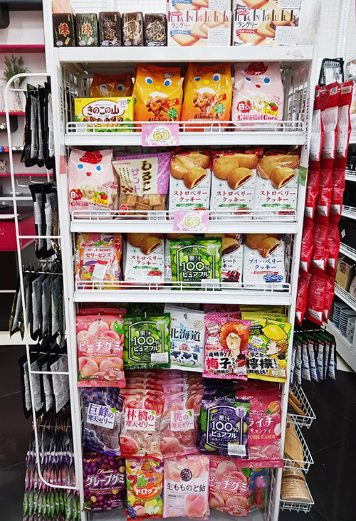  ダイソーは日本のお菓子も販売中