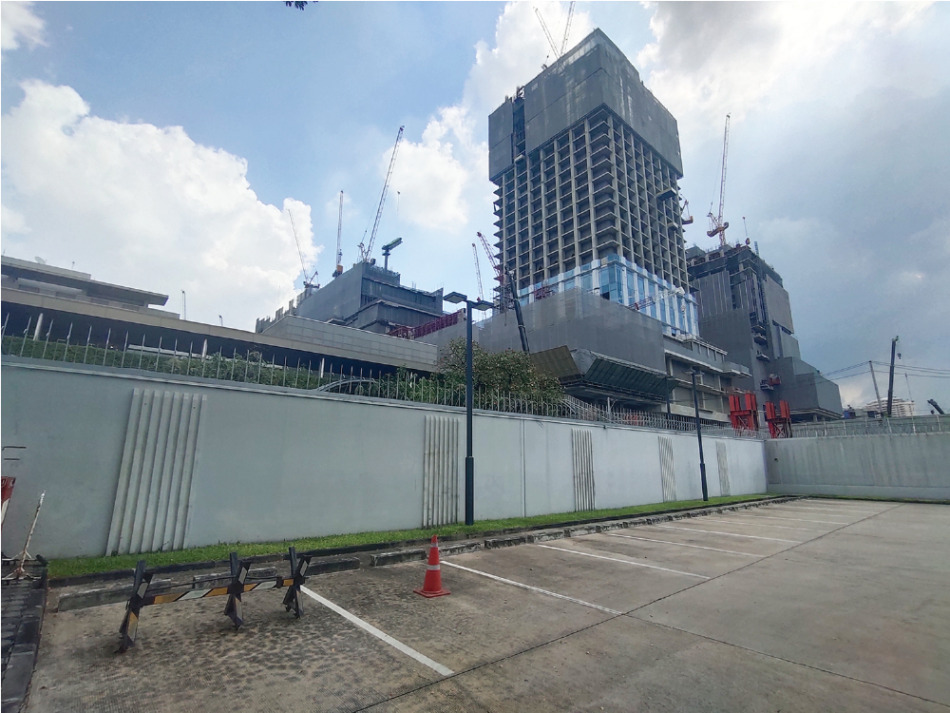 日本大使館領事部の駐車場から見たワンバンコク、現在建設中のこれらが高層物件になるようだ