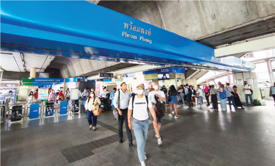 外国人観光客が集中するBTSプロンポン駅改札付近
