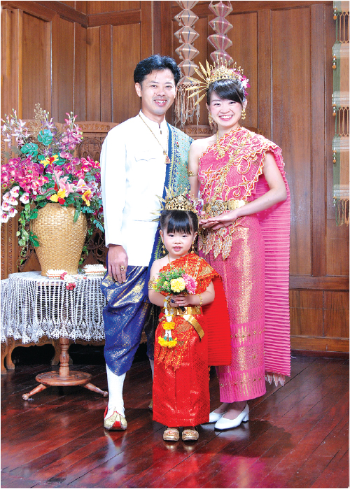 タイの民族衣装を着て記念撮影