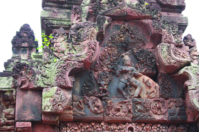  バンティアイ・シュレイはヒンズー教の神話が彫られている