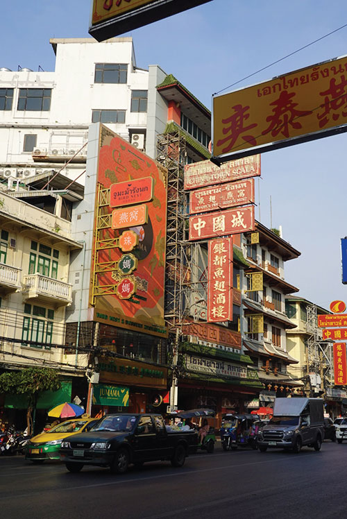 中国語で書かれた看板が街を飾る
