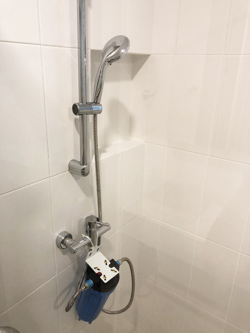 ブエノ・アグアのシャワー用軟水器の取り付け例