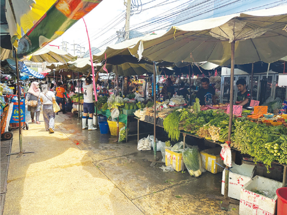 バンカピ市場には新鮮そうな野菜や果物がたくさんある