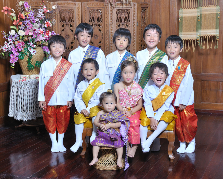 タイの民族衣装で記念撮影 